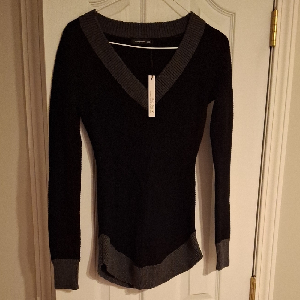 PattyBoutik Black and Gray V-Neck Ribbed Top